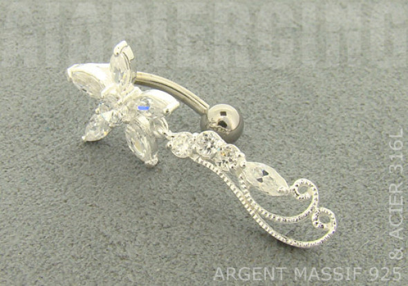 Piercing nombril argent fleur et arabesque blanc