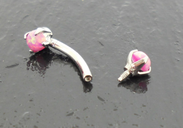 Piercing arcade opales griffées roses