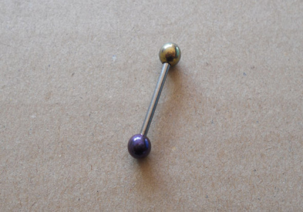 Piercing langue titane jaune et violet