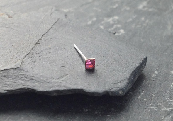 Piercing nez pierre carrée - rose