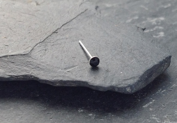 Stud argent pierre 2mm - noir