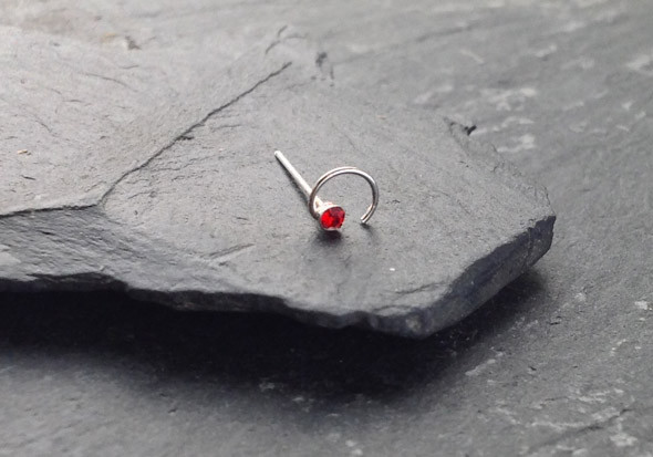 Piercing nez spirale et pierre - rouge