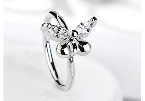 Piercing nez anneau papillon