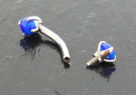 Piercing arcade opales griffées bleues